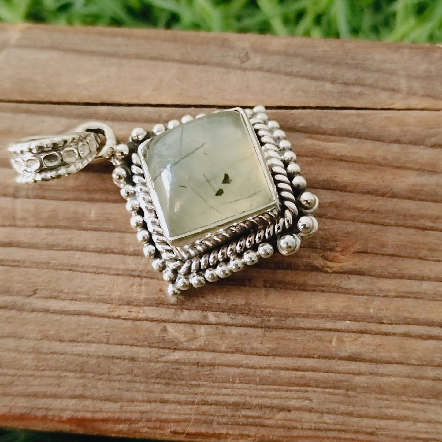 Pendentif en pierre précieuse naturelle Prehnite en argent sterling massif 925 | Superbe pendentif rond en pierre précieuse Prehnite fait à la main | Cadeau pendentif bohème pour elle