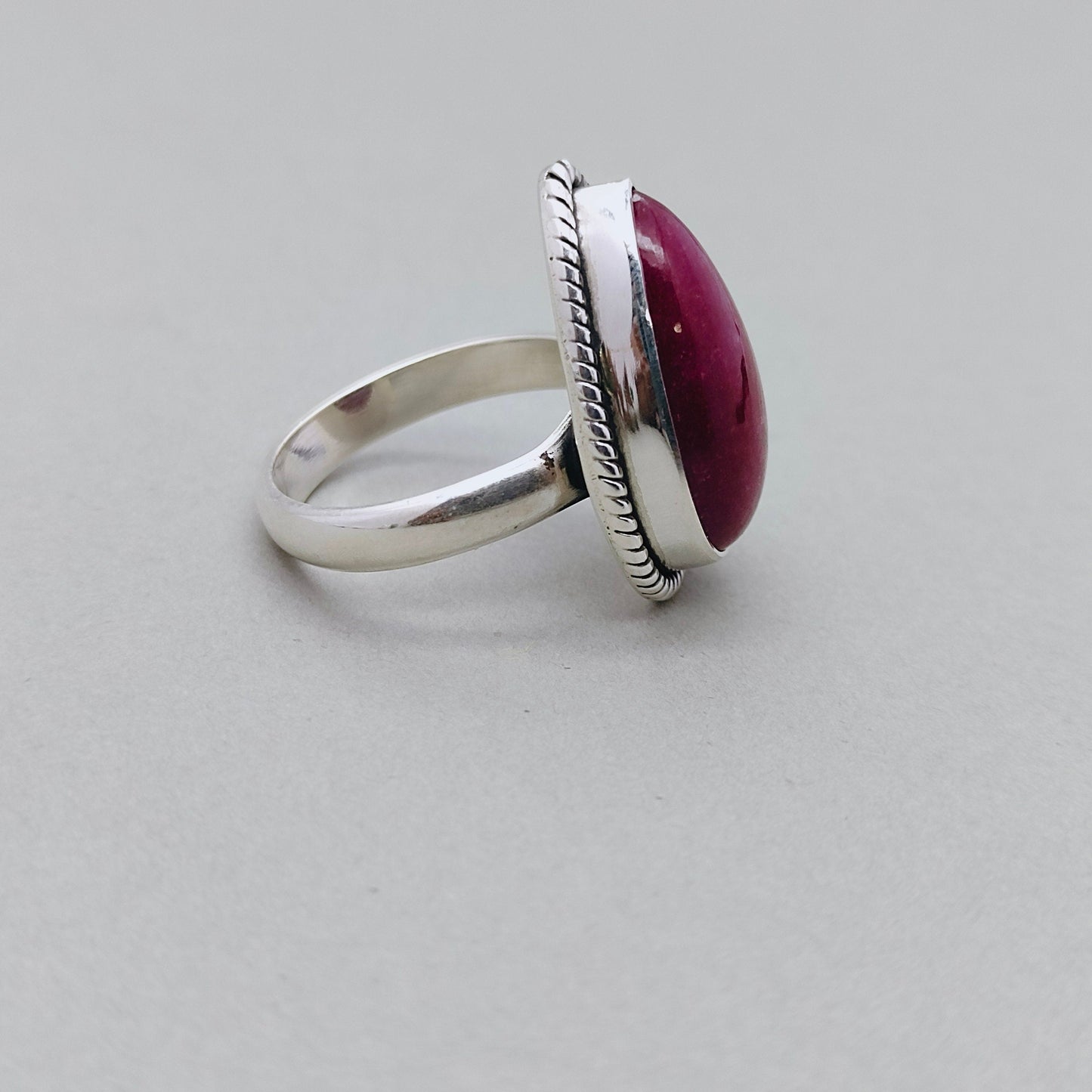 Mit Rubin gefärbter Boho-Ring aus Hathipada-Stein | Hathipada-Ring aus Sterlingsilber | Mit Rubin gefärbter handgefertigter Ring | Boho-Ring | Hathipada-Ring | Boho-Schmuck |