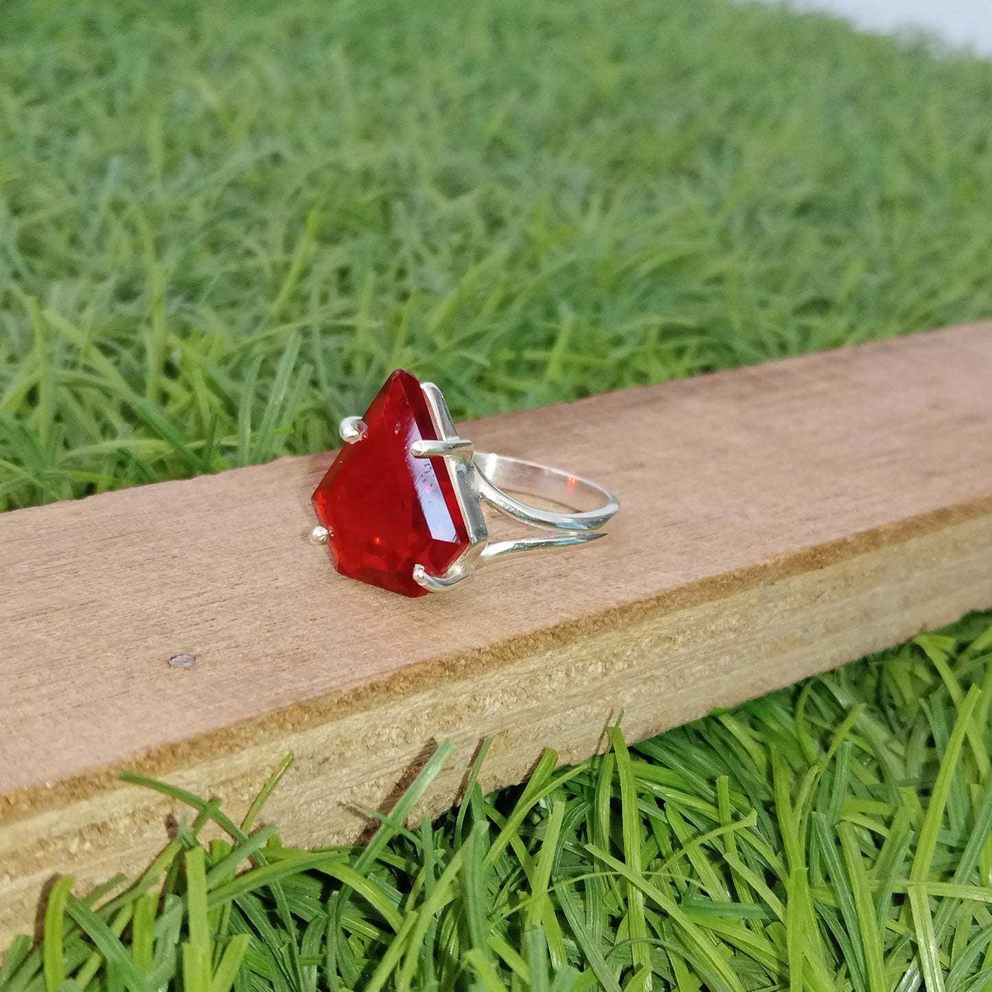 Roter Glasdiamantschmuck - Roter Glasstein - Handgefertigter Ring in Diamantform - Böhmischer Ring aus rotem Glas - minimalistisches Sommergeschenk