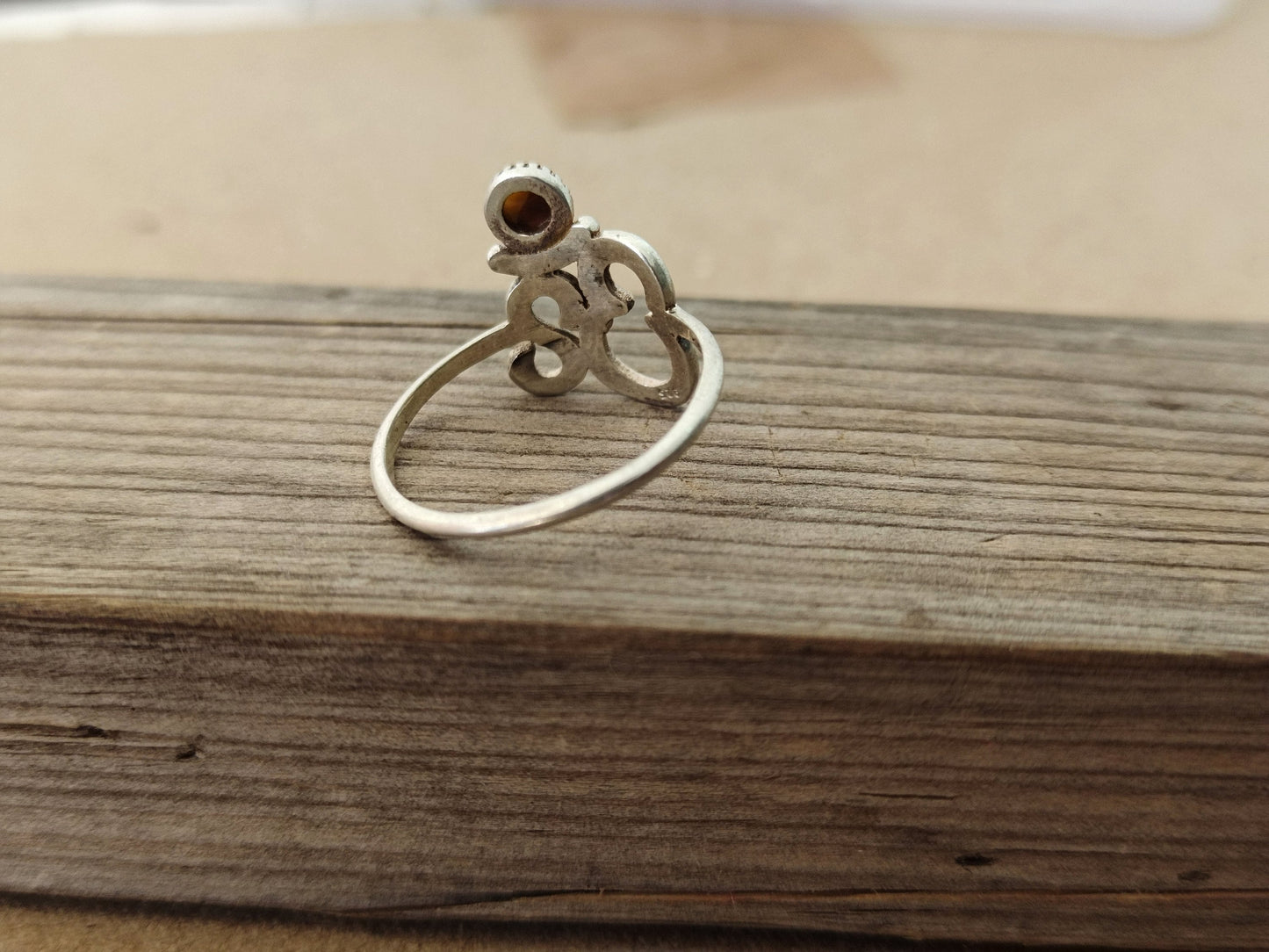 Bague en argent sterling avec œil de tigre rond Om, bague en argent faite à la main, bague en argent empilable, bague en argent, bague bohème artisanale, bague en argent, Om