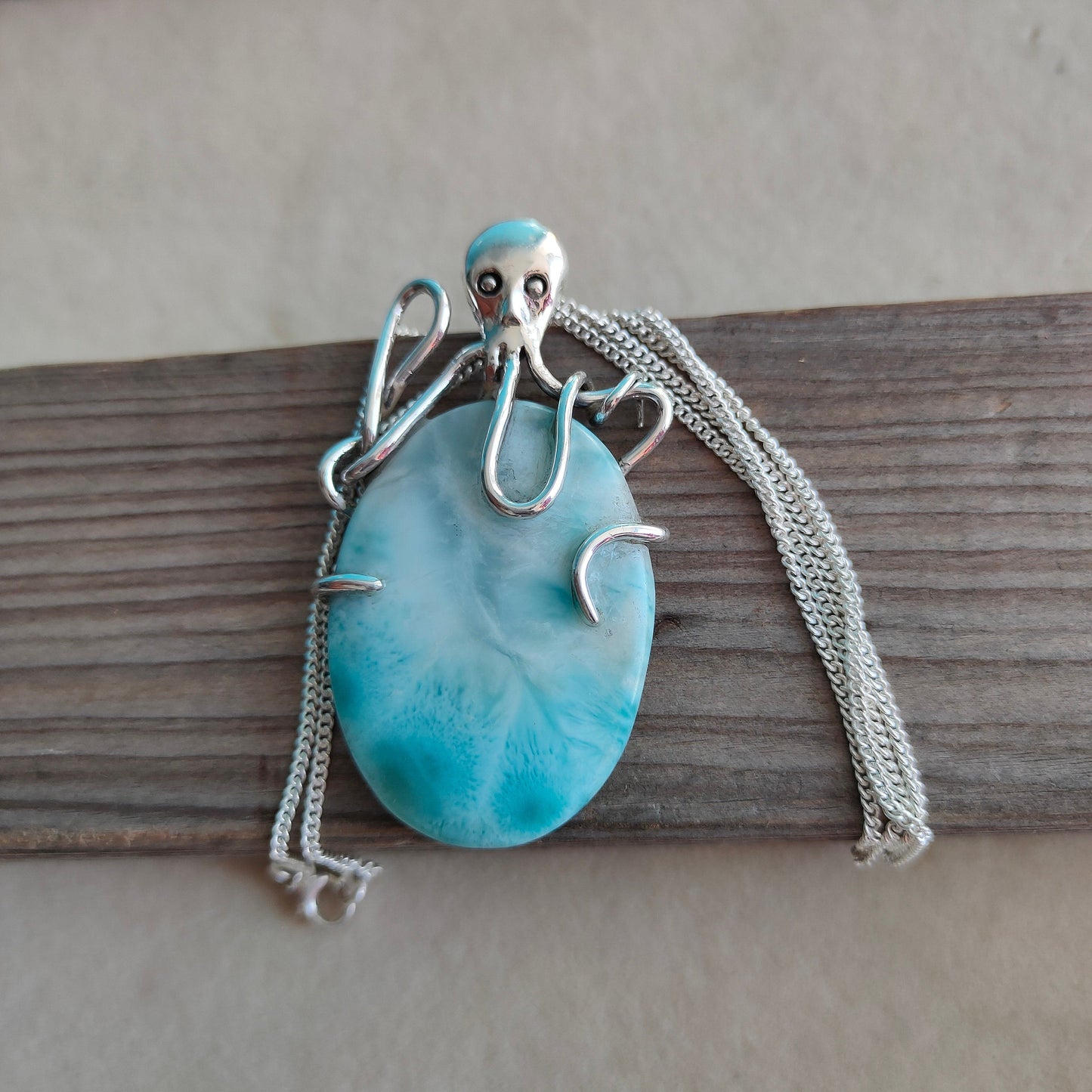 Collier en pierre de larimar conçu avec un poulpe, pendentif poulpe fait à la main, pendentif en larimar, pendentif en pierre de larimar naturelle, pendentif design