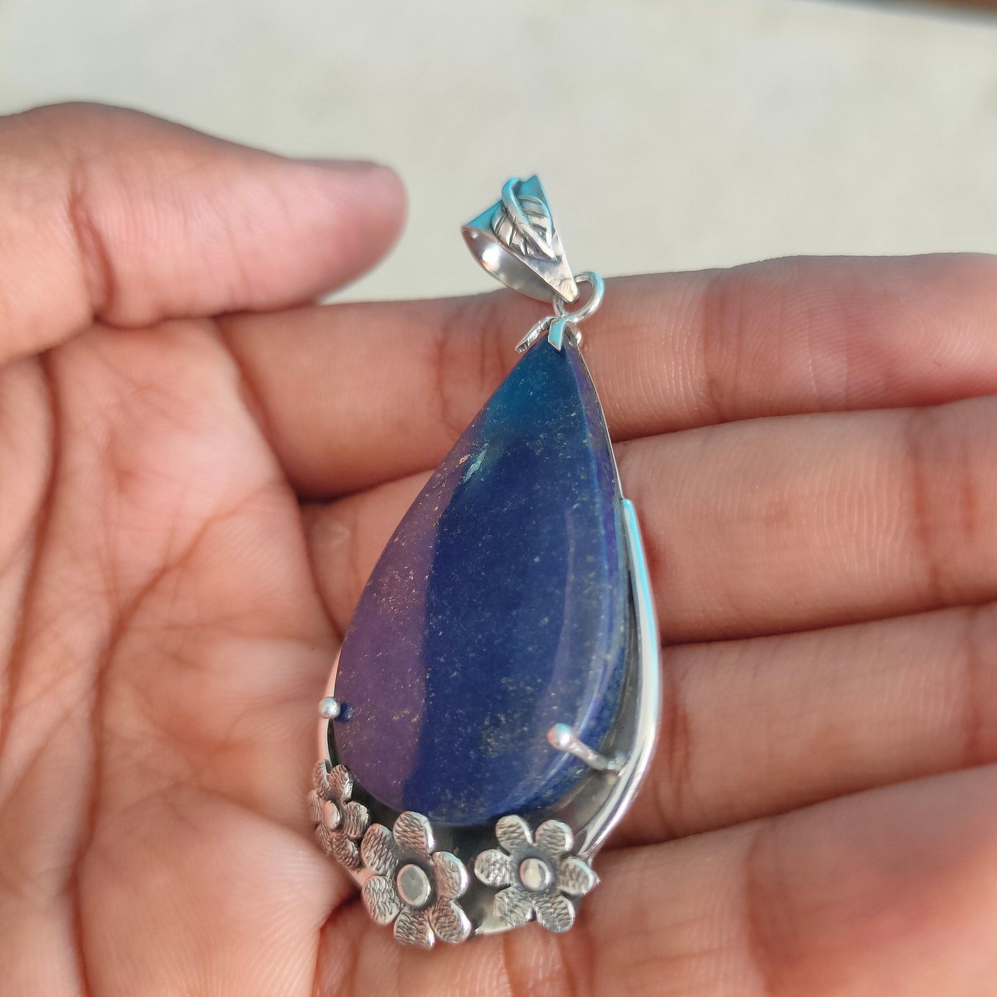 Pendentif en lapis-lazuli naturel, pendentif bohème artisanal, pendentif en pierre de lapis, pendentif en forme de fleur, pendentif grande taille, bohème